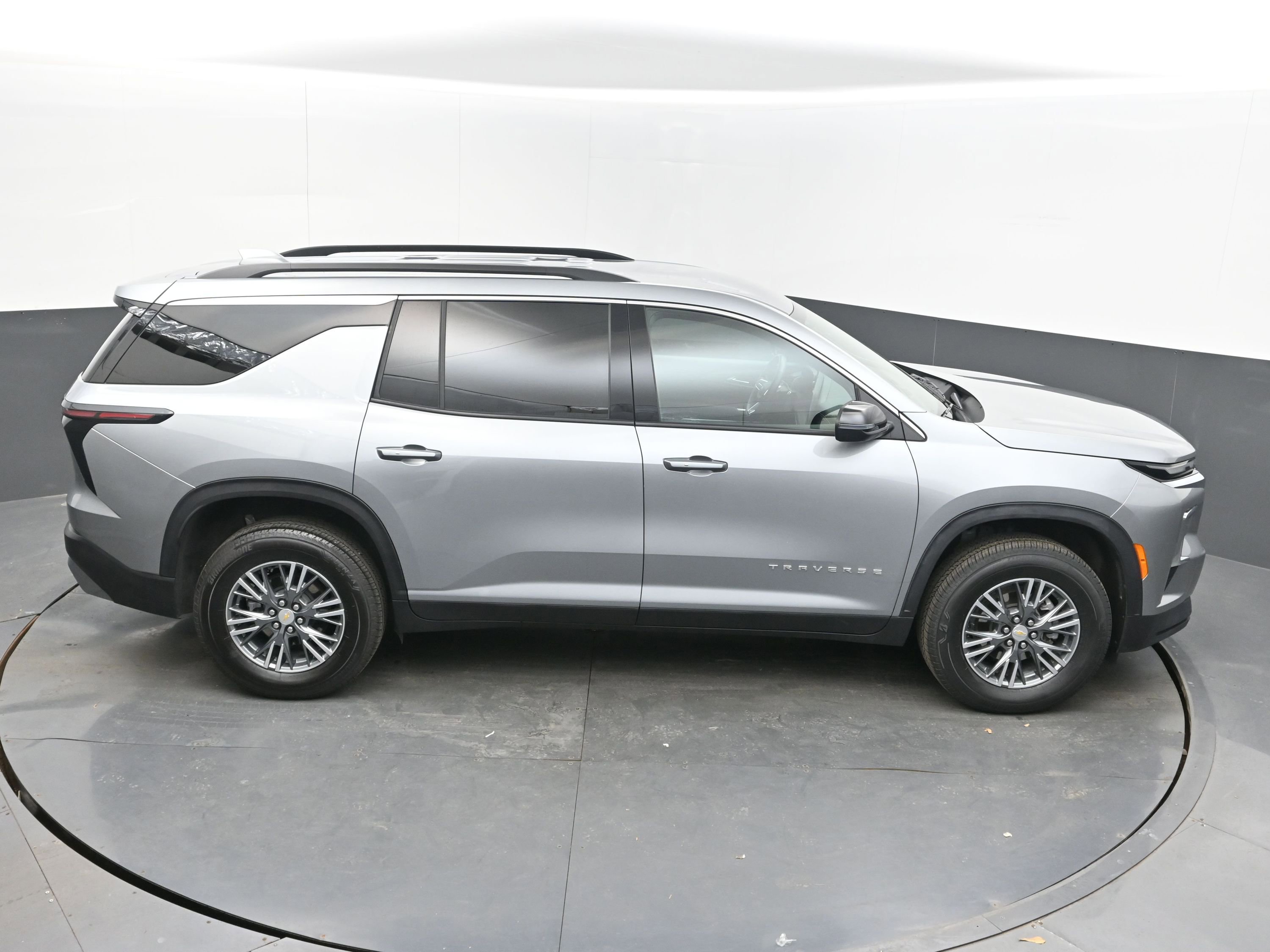 Used 2025 Chevrolet Traverse LT image 35