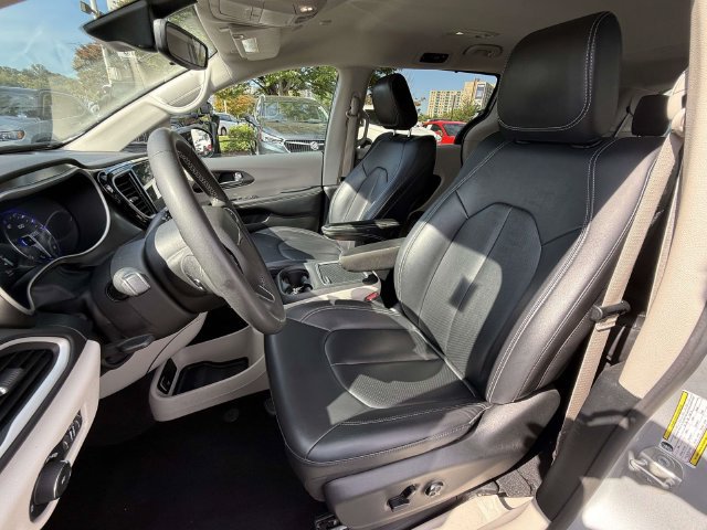 Used 2024 Chrysler Pacifica Touring-L FWD image 21