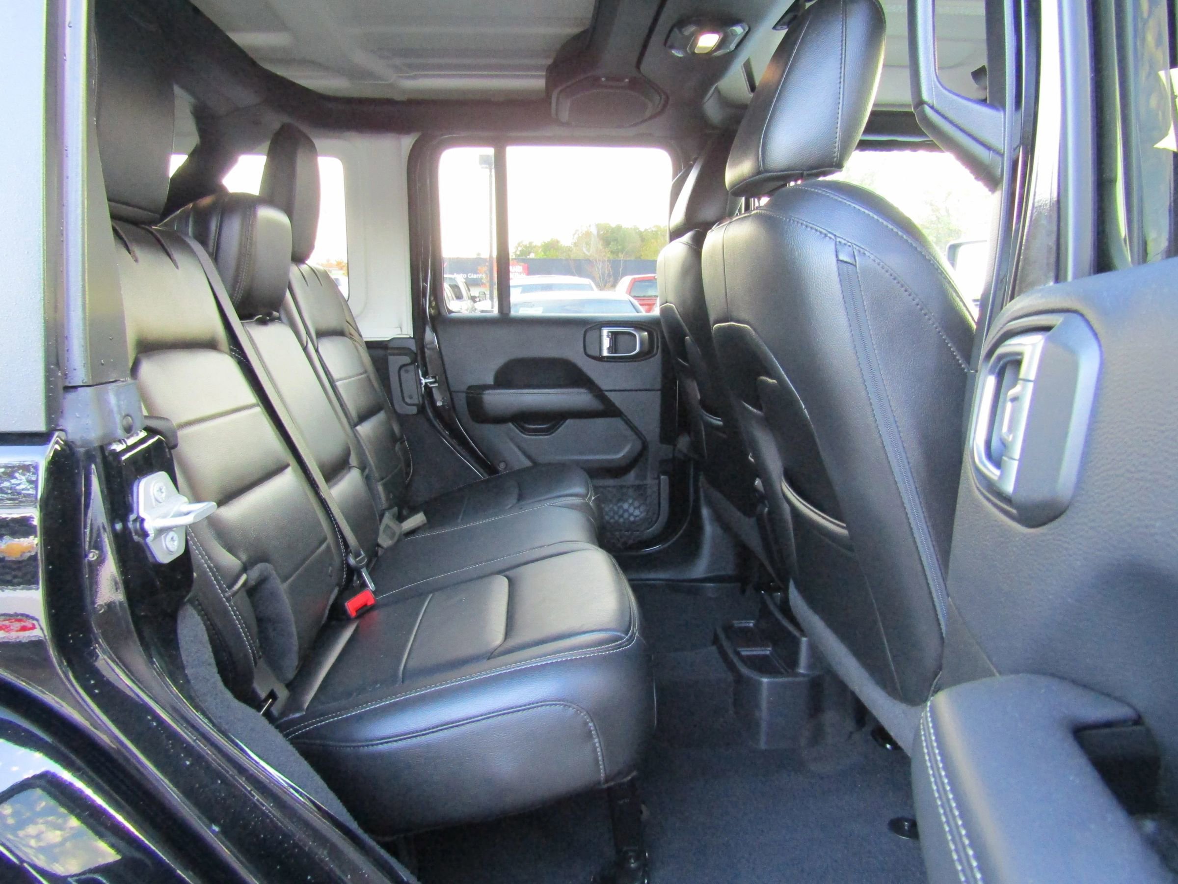 Used 2018 Jeep Wrangler Unlimited Sahara image 10