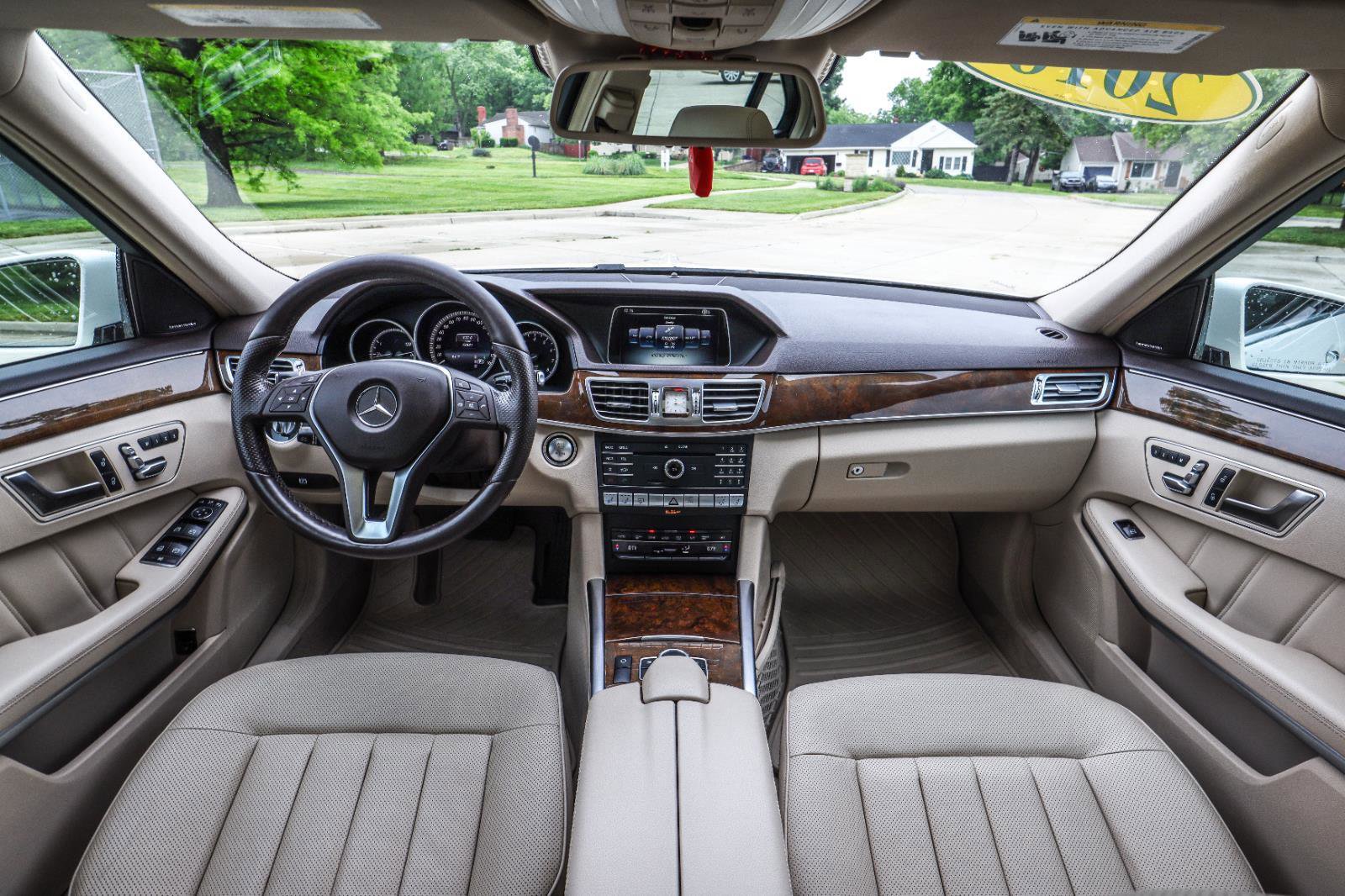 Used 2016 Mercedes-Benz E 350 4MATIC Sedan image 2