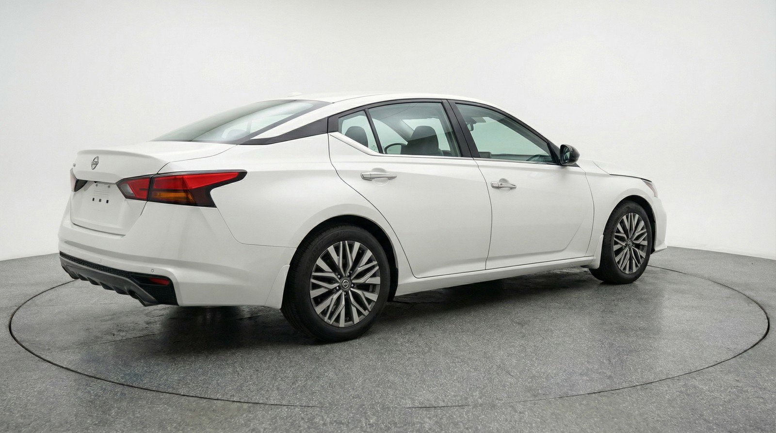 Used 2025 Nissan Altima 2.5 SV FWD image 9