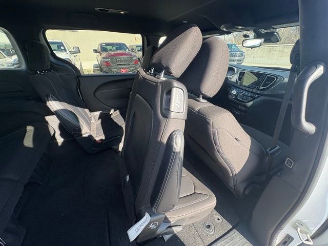 Certified 2023 Chrysler Pacifica Touring image 35