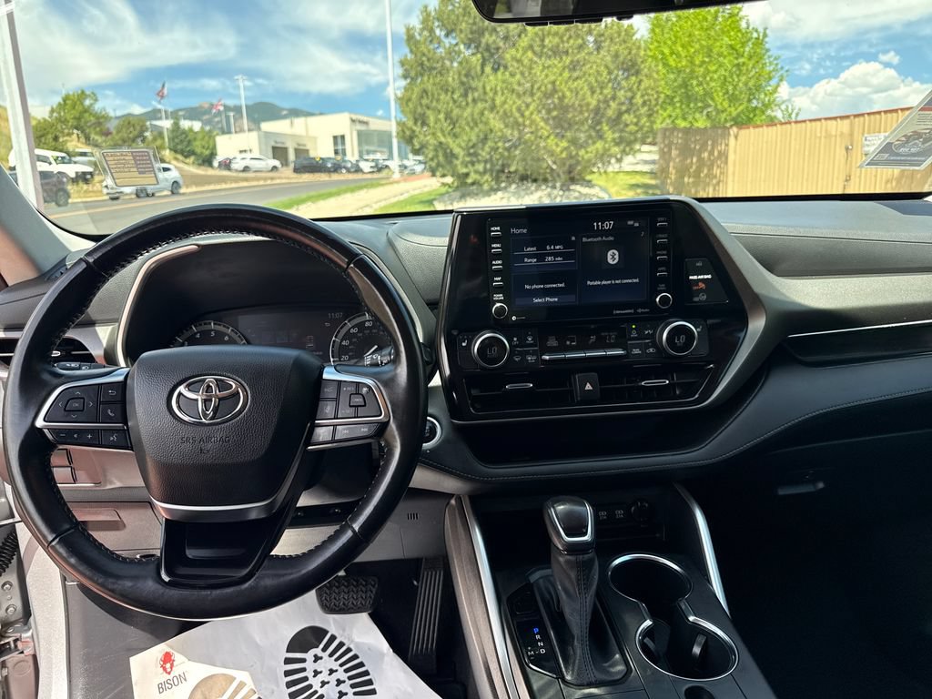Used 2021 Toyota Highlander XLE AWD/4WD image 12