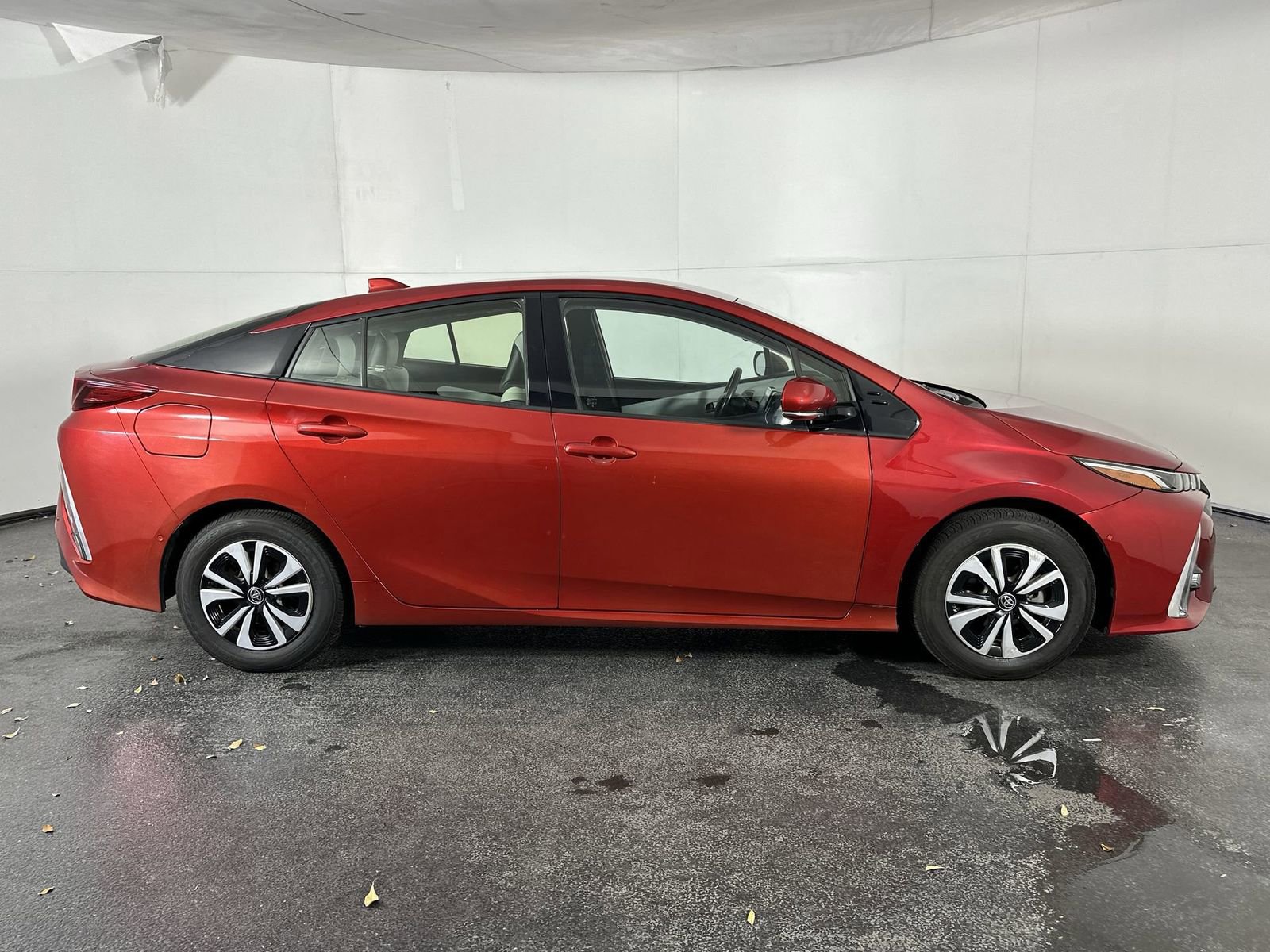 Used 2018 Toyota Prius Prime Advanced w/ Carpet Mat Package image 9