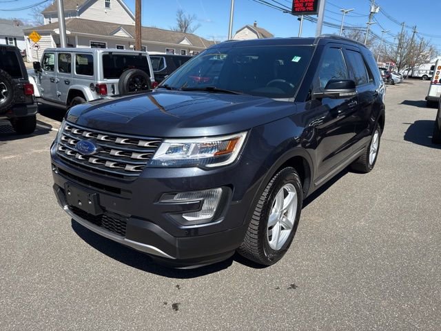 Used 2017 Ford Explorer XLT w/ Equipment Group 202A image 2