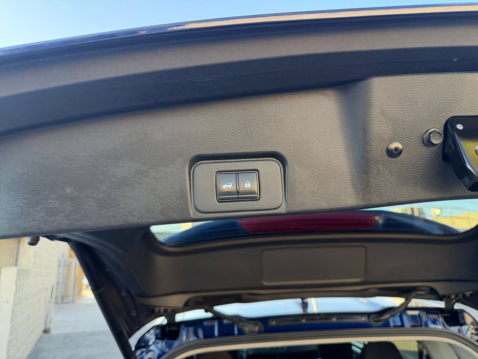 Used 2025 Nissan Rogue SV FWD image 23