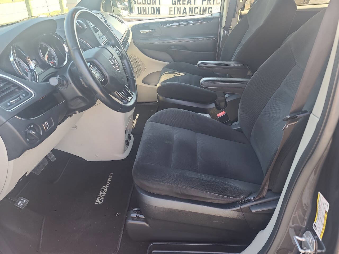 Used 2016 Dodge Grand Caravan SE image 12