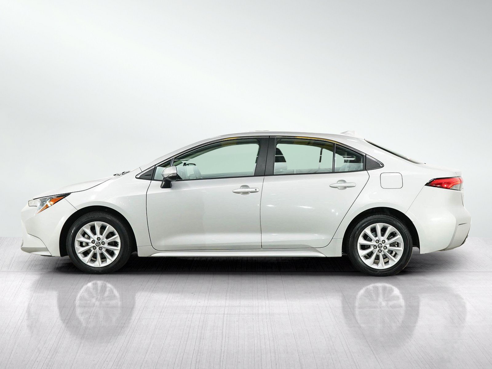 Used 2022 Toyota Corolla XLE FWD image 2