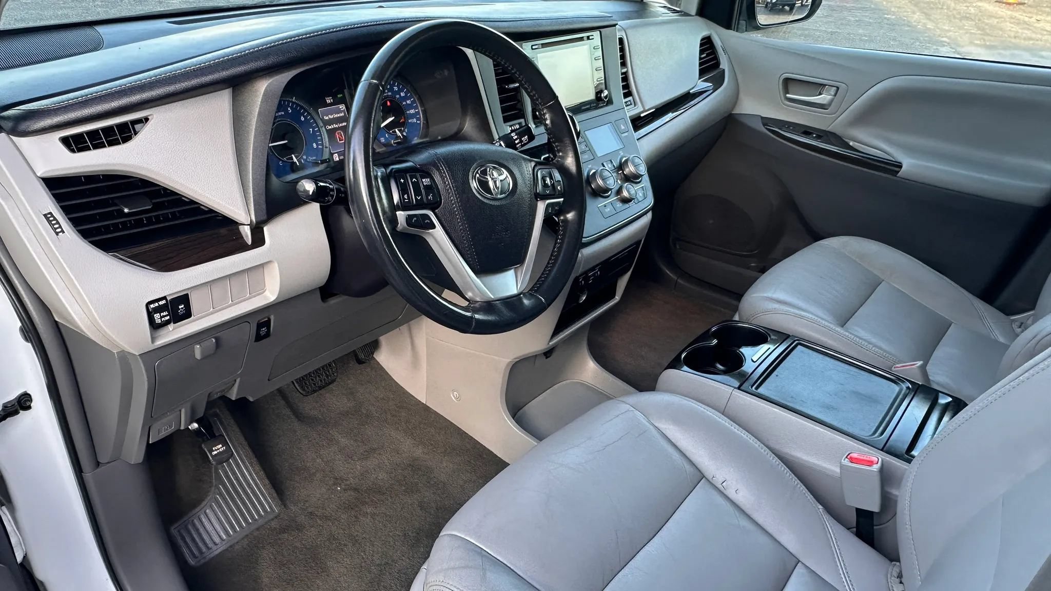 Used 2019 Toyota Sienna XLE w/ Protection Package FWD image 11