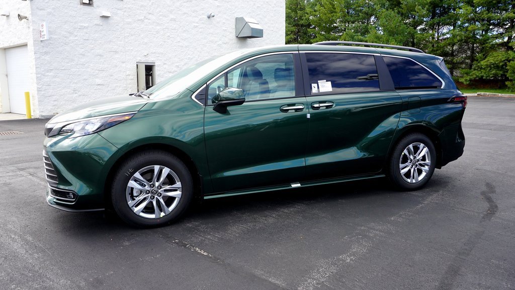 New 2025 Toyota Sienna XLE image 2