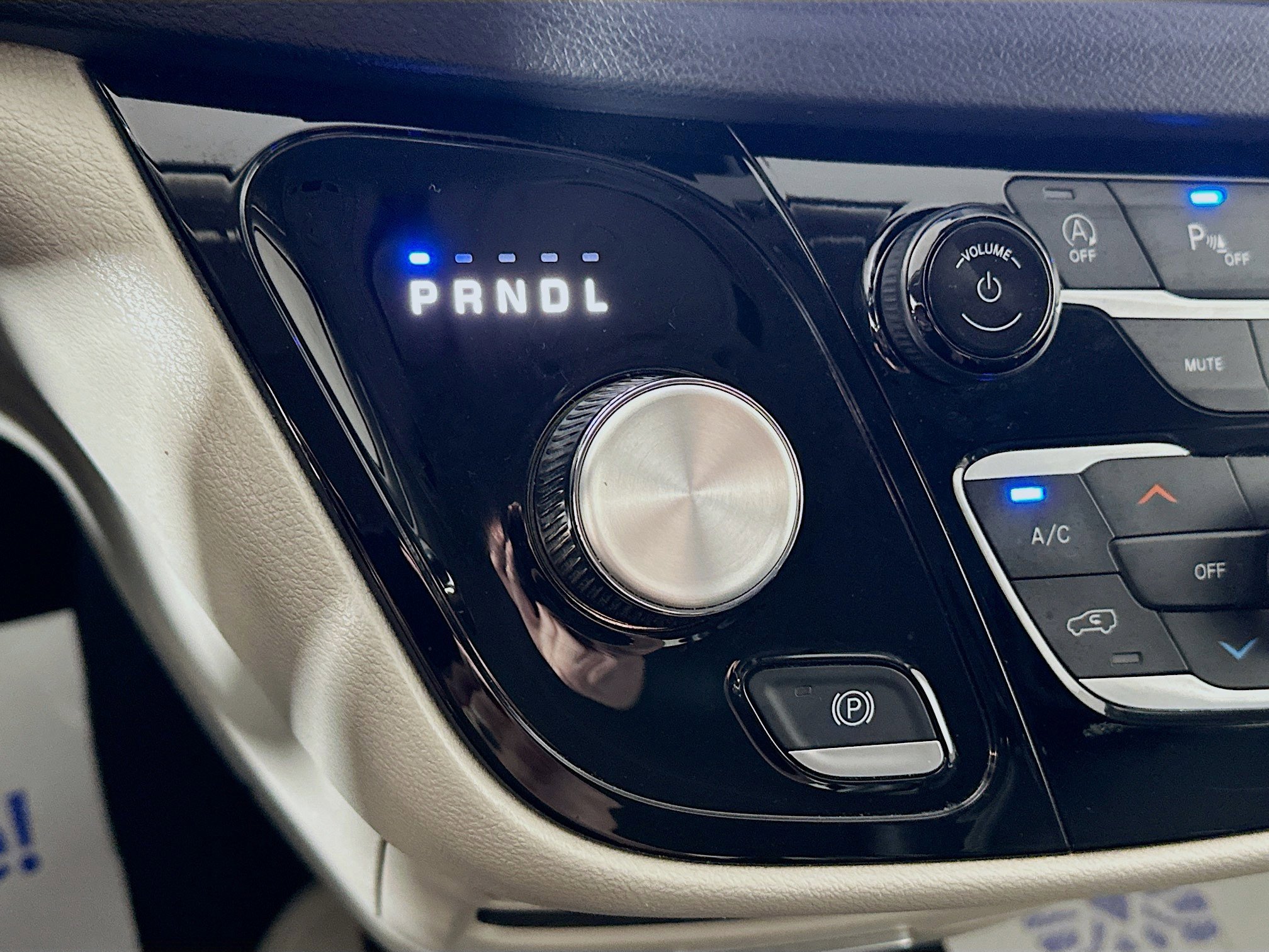 Used 2023 Chrysler Pacifica Touring-L FWD image 16