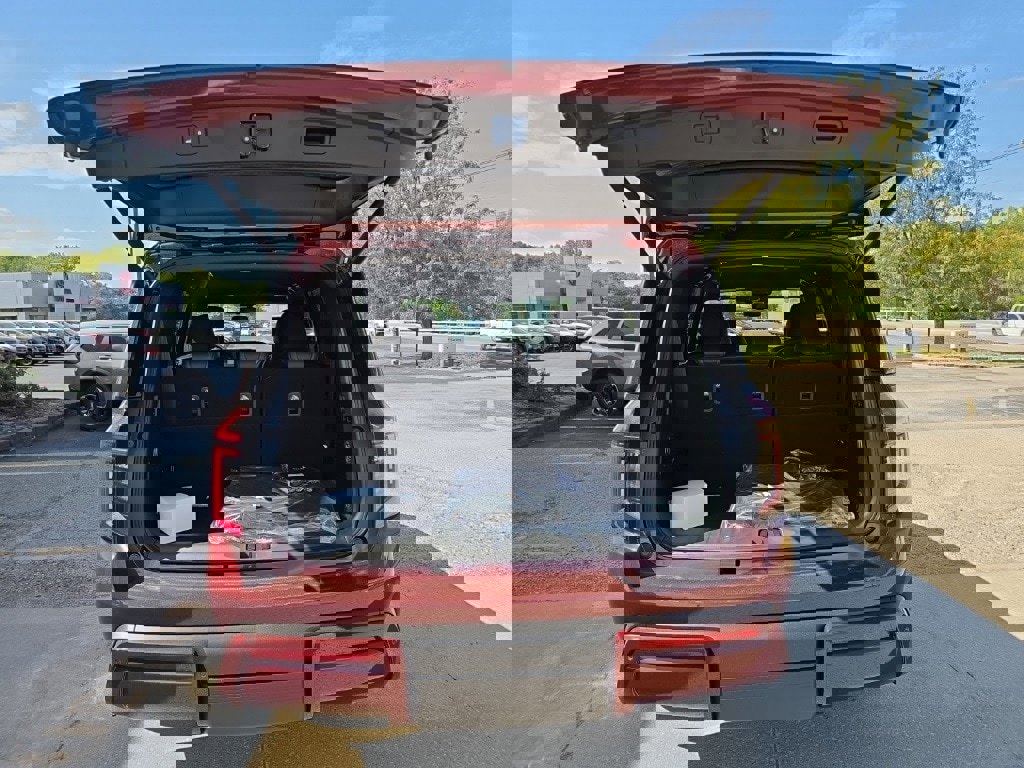 New 2026 Nissan Armada SL w/ Captain's Chari Seat Package image 7