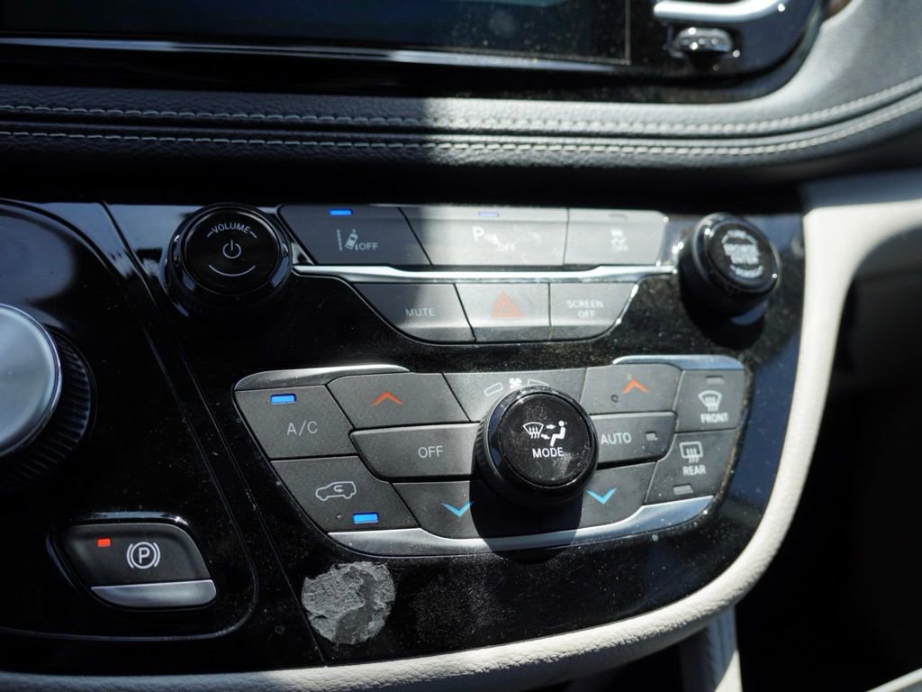 Used 2023 Chrysler Pacifica Limited image 17