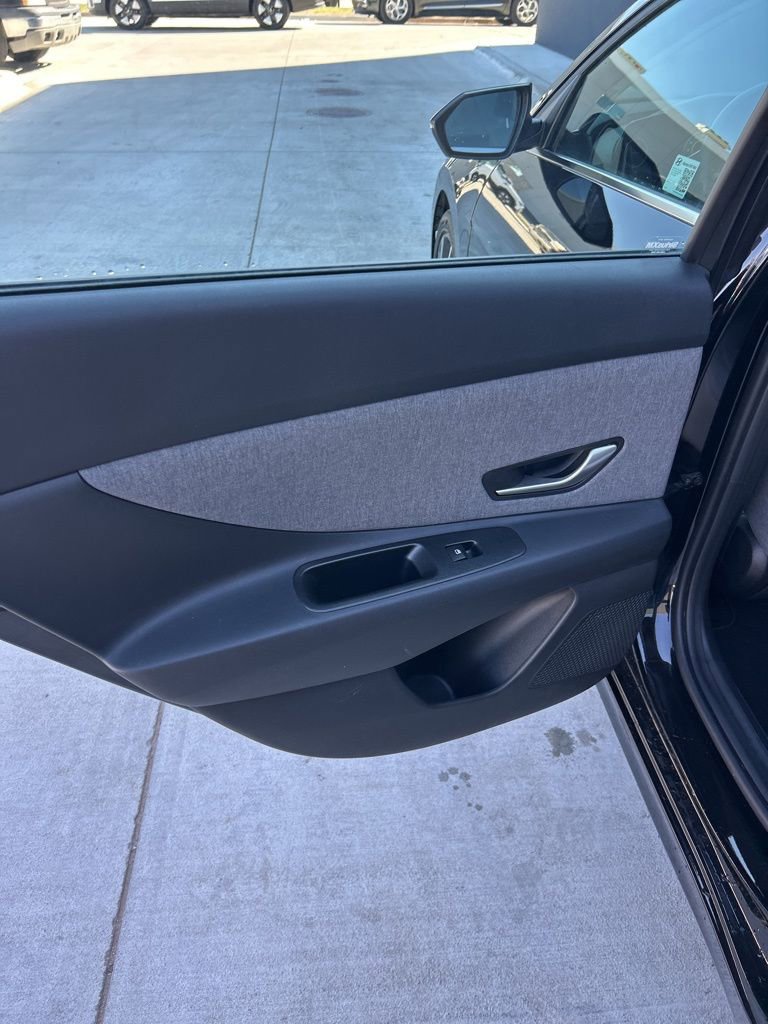 Certified 2025 Hyundai Elantra Limited image 11