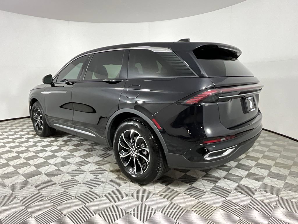 Used 2025 Lincoln Nautilus Premier image 3