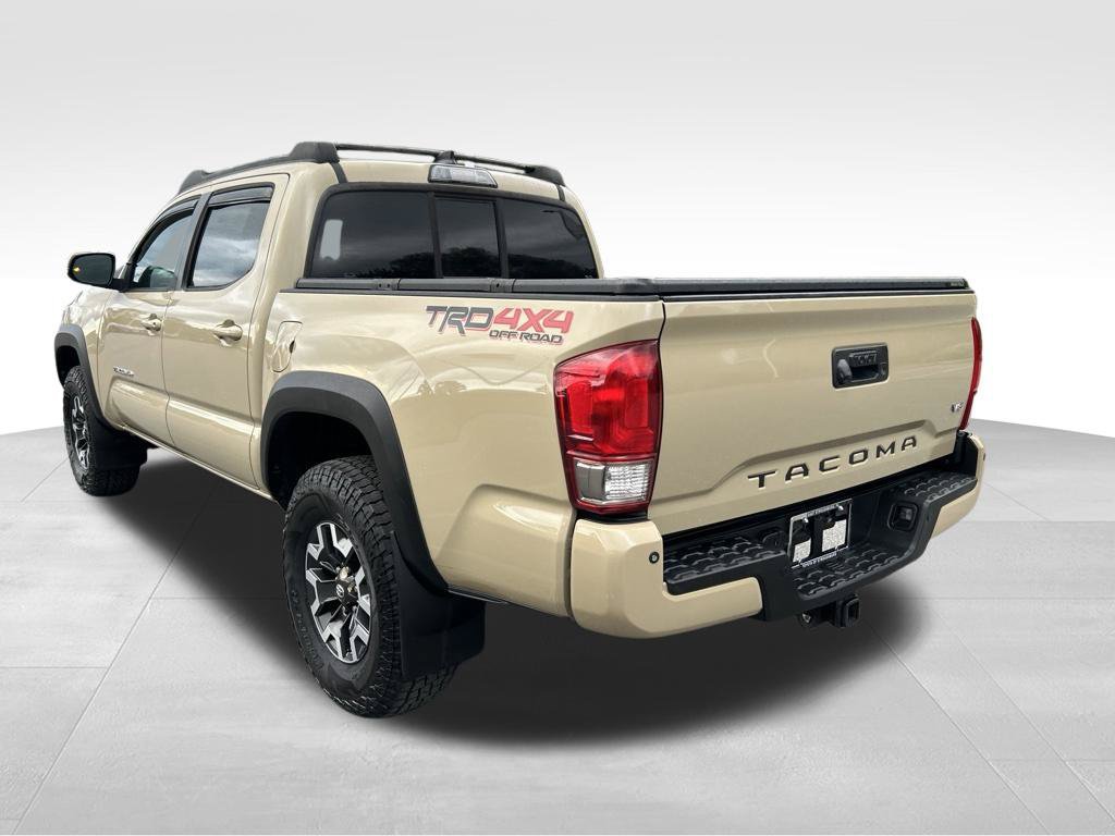 Used 2016 Toyota Tacoma TRD Off-Road w/ Premium & Technology Package AWD/4WD image 3