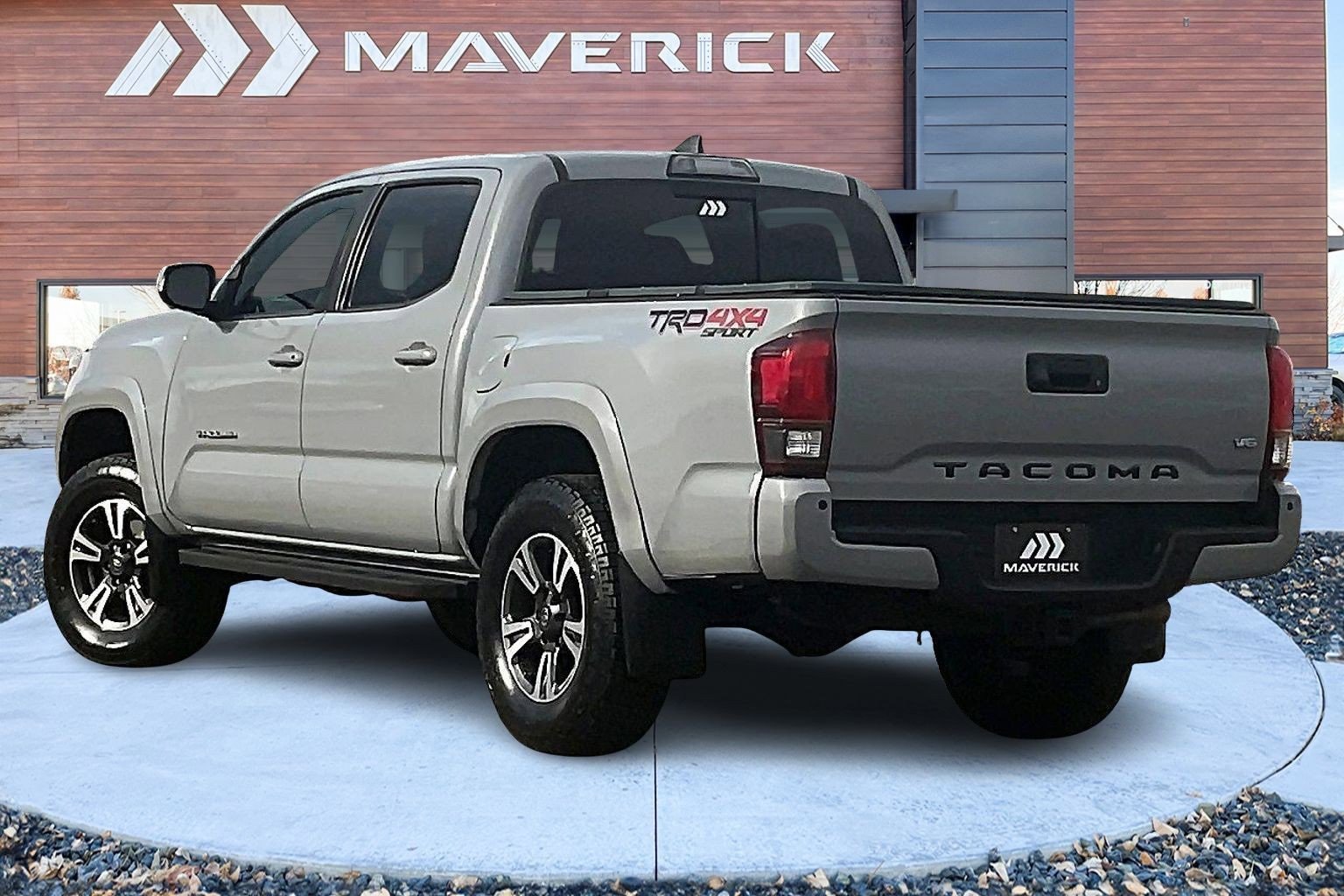Used 2018 Toyota Tacoma TRD Sport image 4