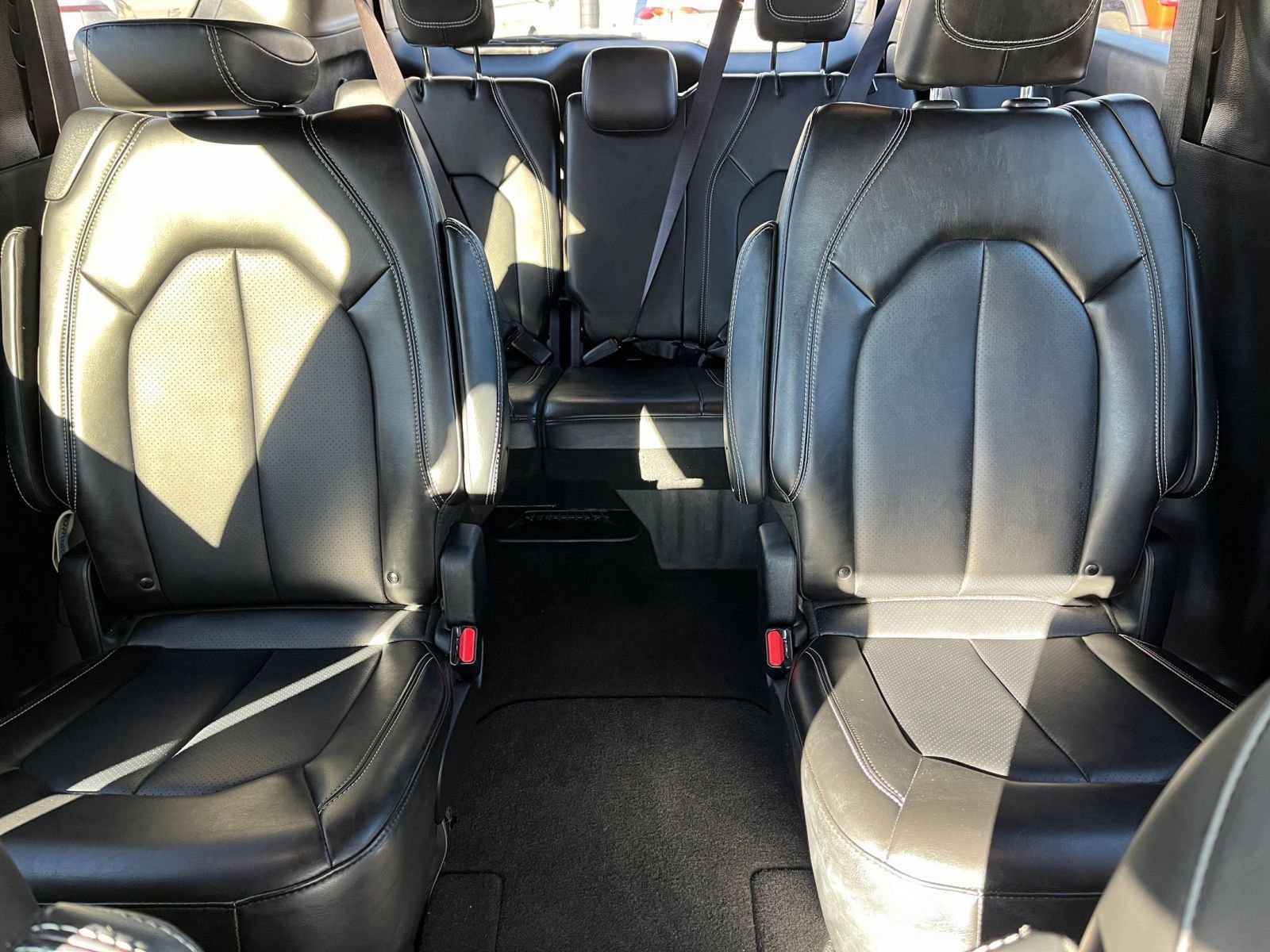 Used 2025 Chrysler Pacifica Select image 36