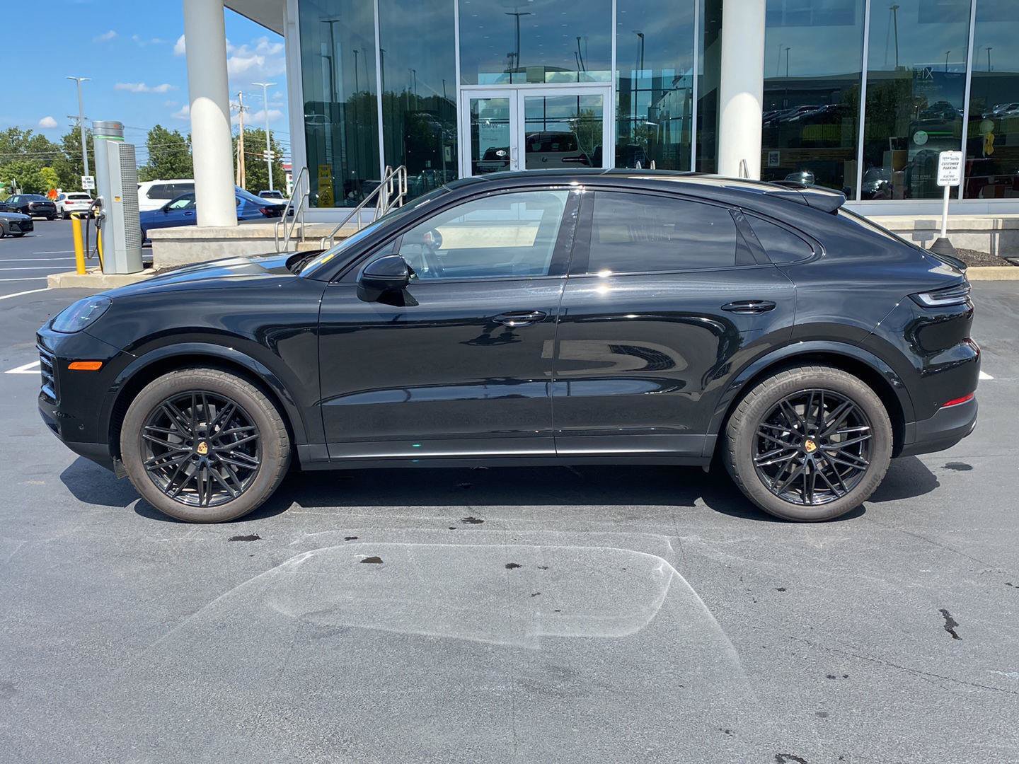 Used 2024 Porsche Cayenne Coupe AWD/4WD image 5
