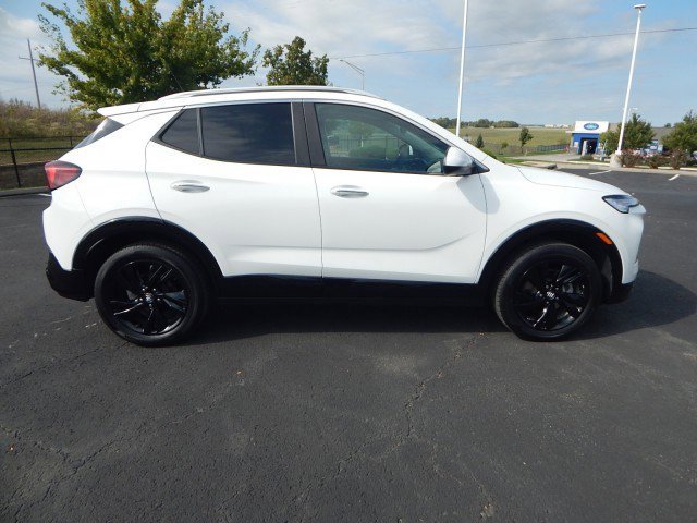 Used 2024 Buick Encore GX Sport Touring image 2