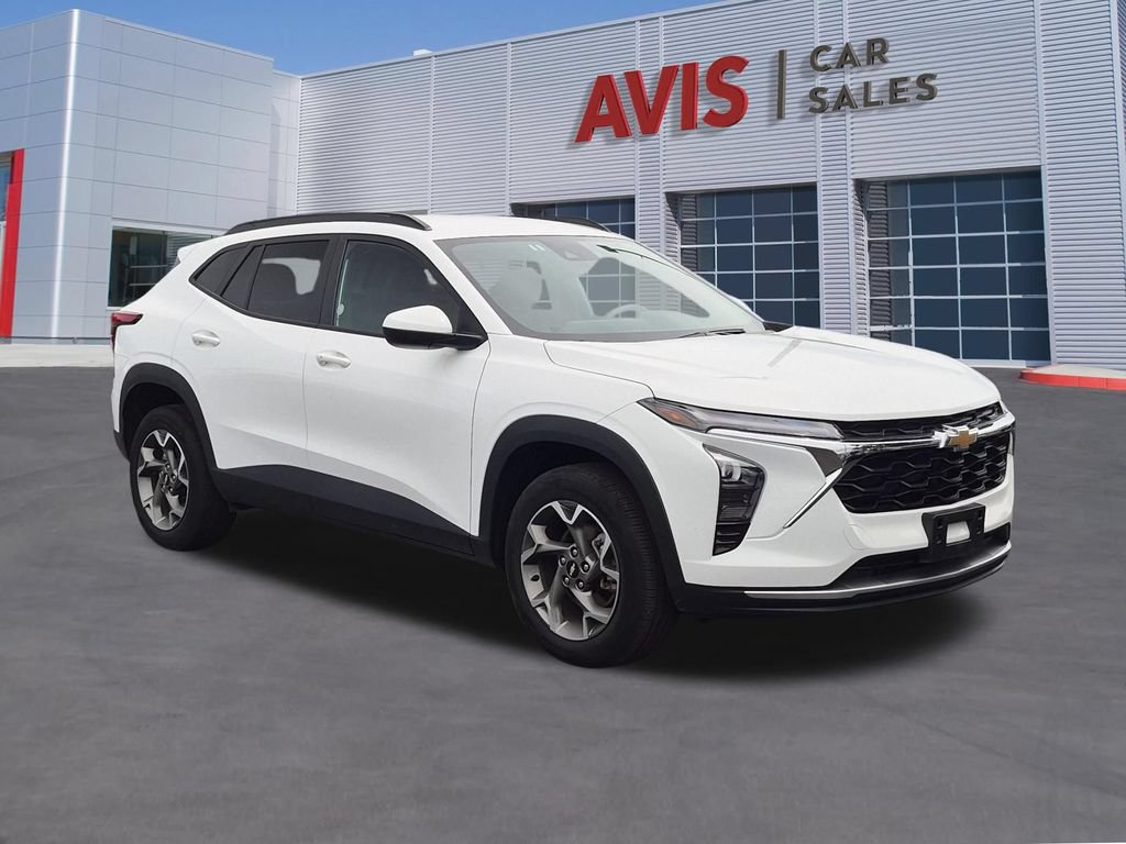 Used 2025 Chevrolet Trax LT w/ LT Convenience Package FWD image 3