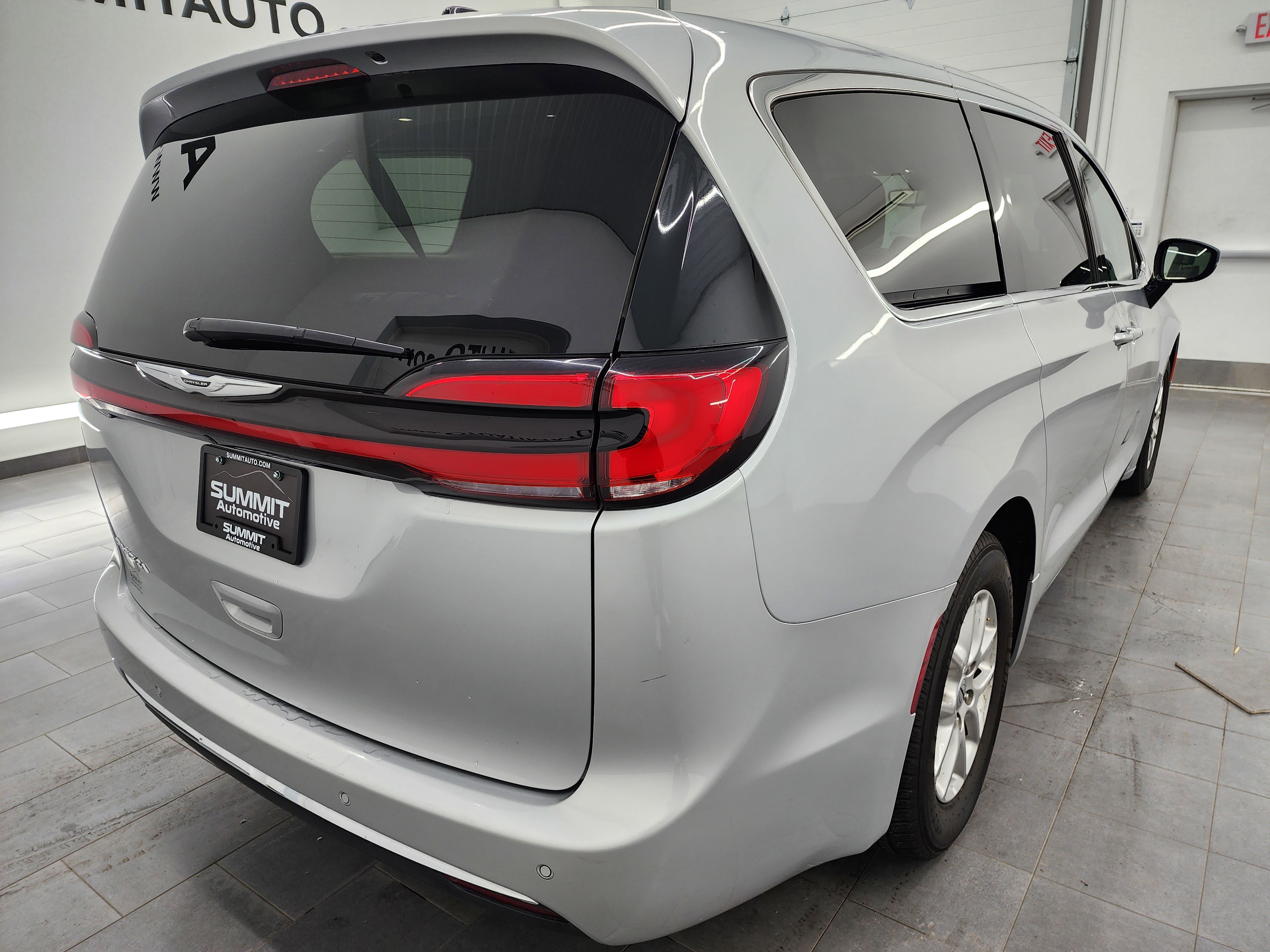 Used 2024 Chrysler Pacifica Touring-L image 8