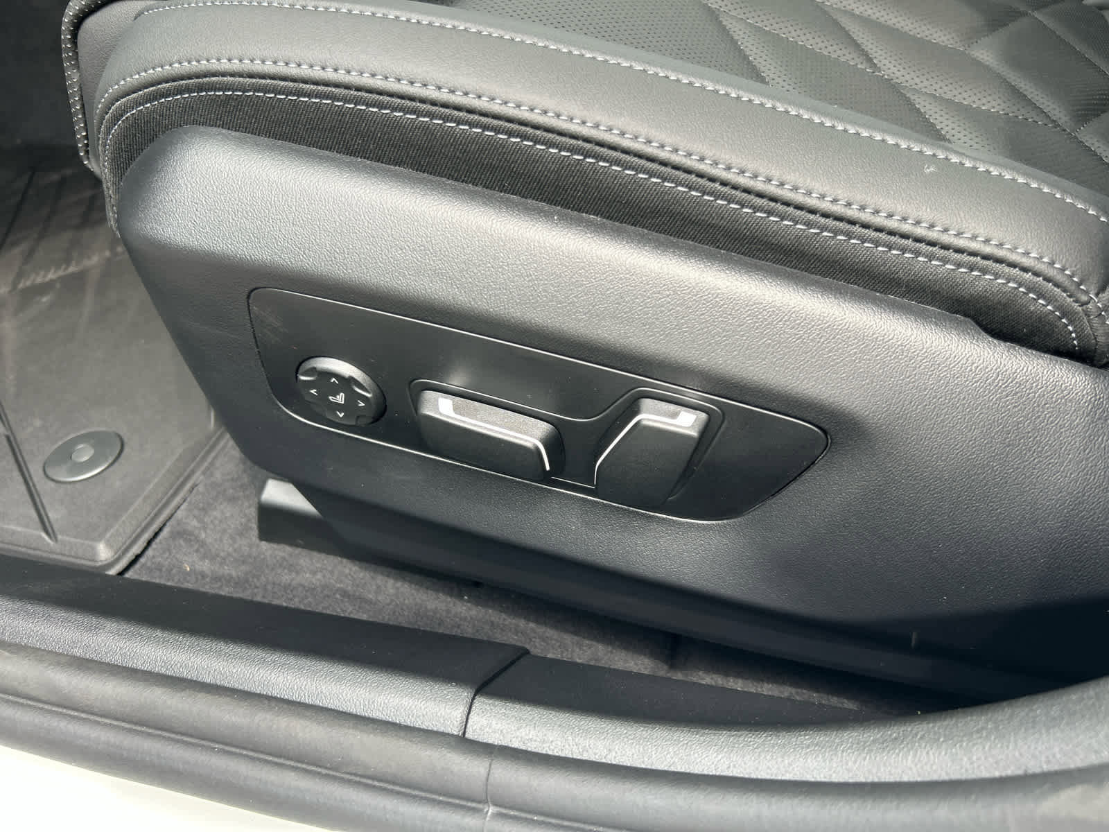 Used 2026 BMW 550e xDrive image 24