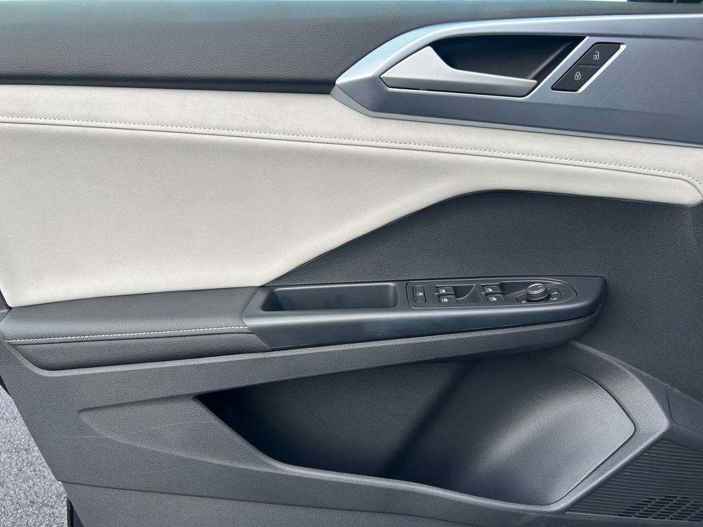 Used 2025 Volkswagen Taos SE AWD/4WD image 22