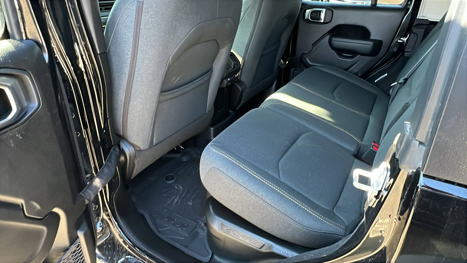 Used 2025 Jeep Wrangler Willys image 23