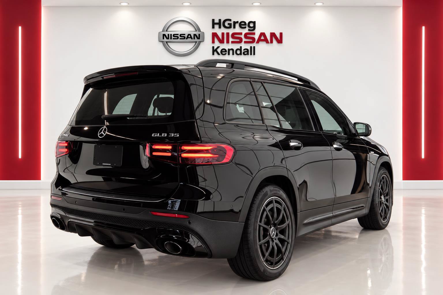 Used 2026 Mercedes-Benz GLB 35 AMG 4MATIC image 4