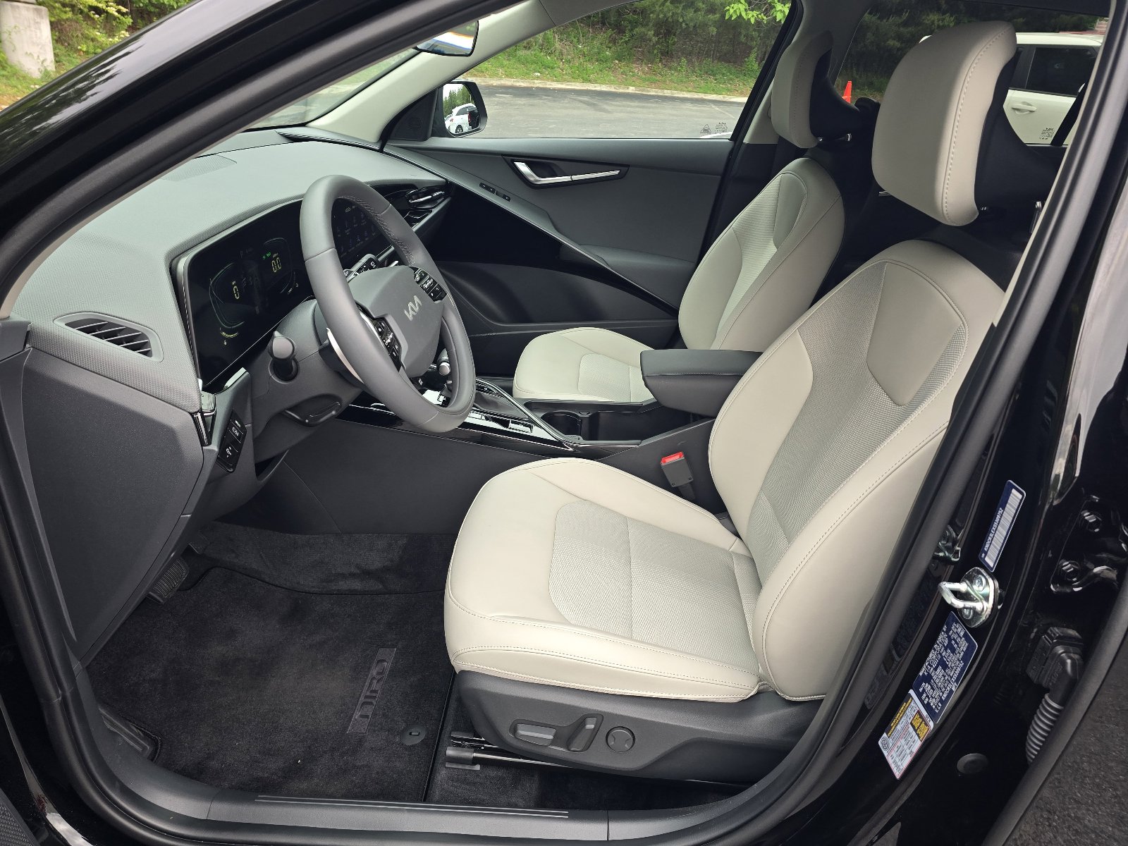 Used 2025 Kia Niro EX FWD image 11