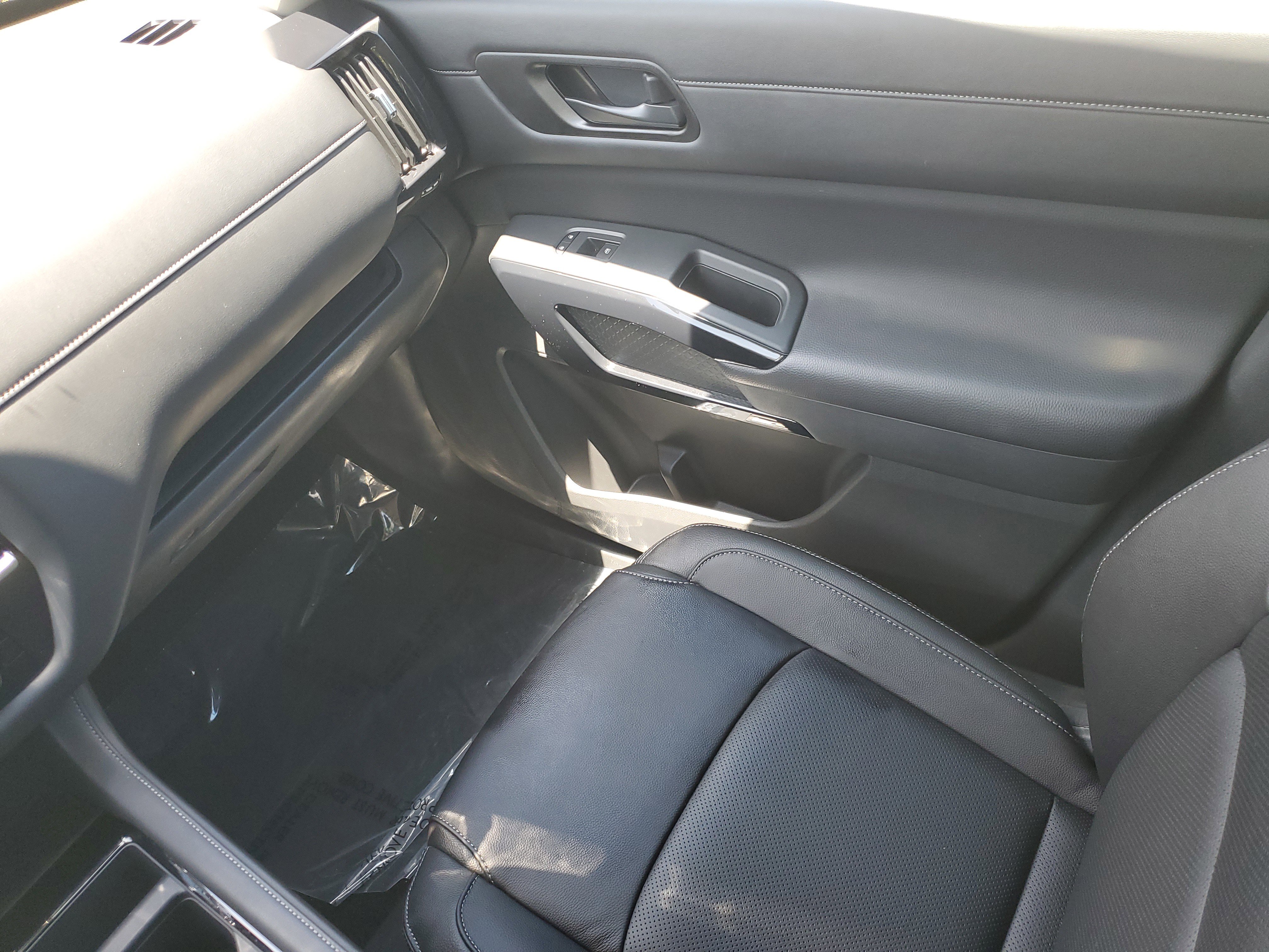 Used 2024 Nissan Pathfinder SV image 11