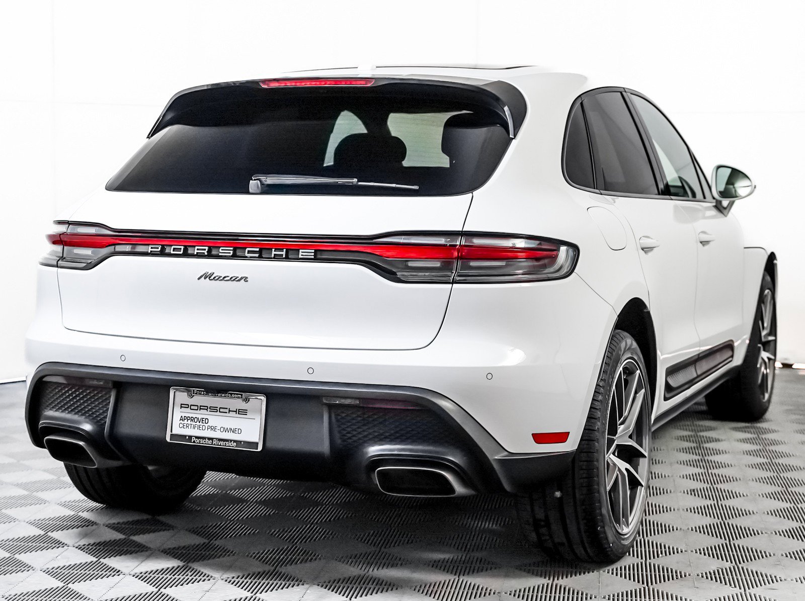 Certified 2024 Porsche Macan image 10