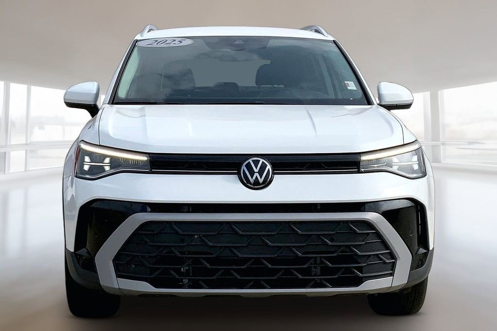 Used 2025 Volkswagen Taos SE FWD image 3