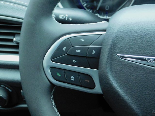 New 2025 Chrysler Pacifica Select w/ Uconnect Theater Family Group image 18