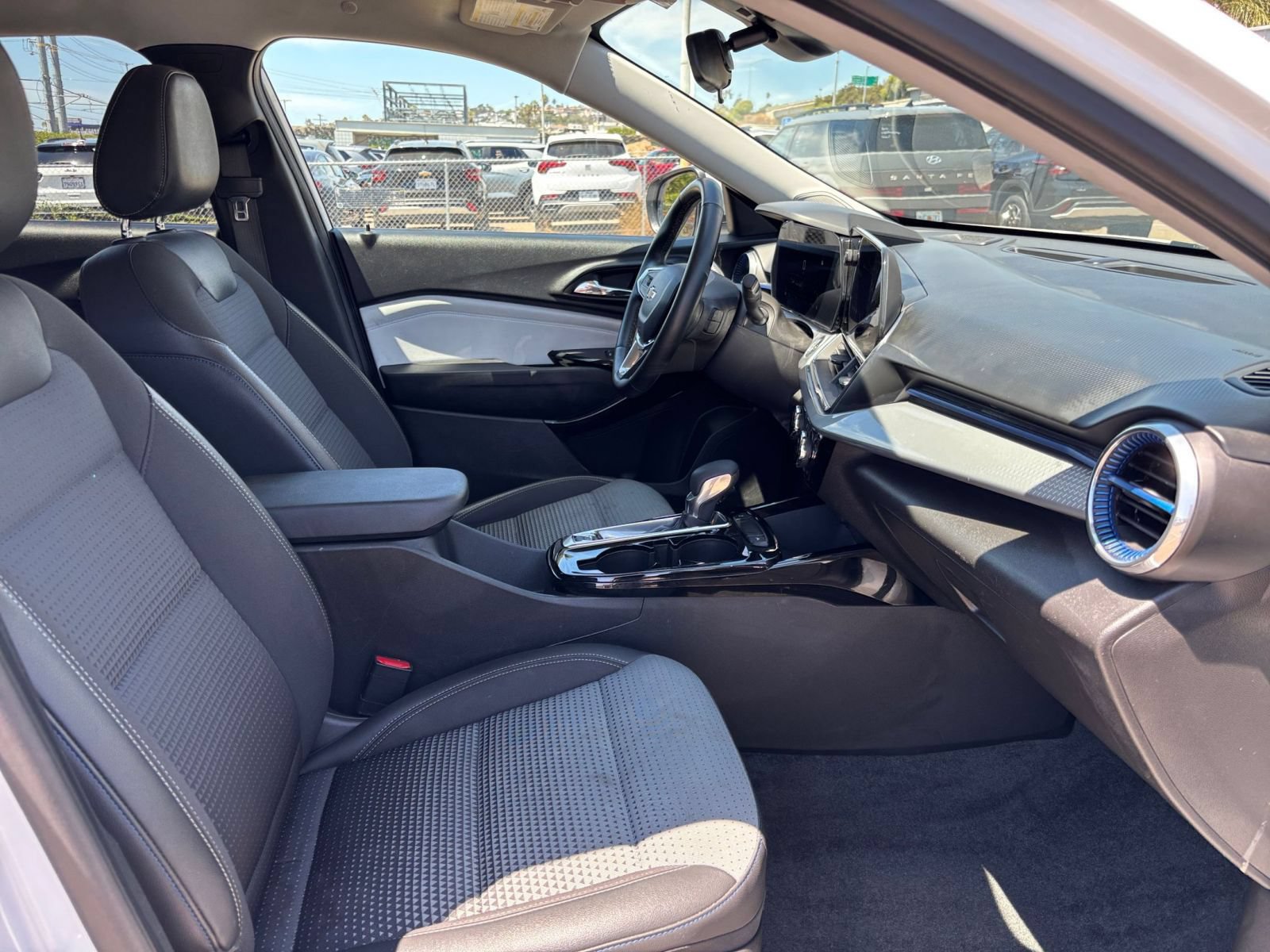 Used 2025 Chevrolet Trax LT w/ LT Convenience Package FWD image 34