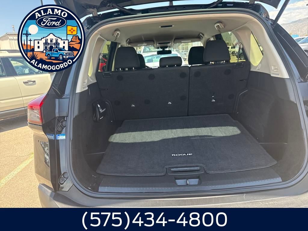 Used 2023 Nissan Rogue S image 12