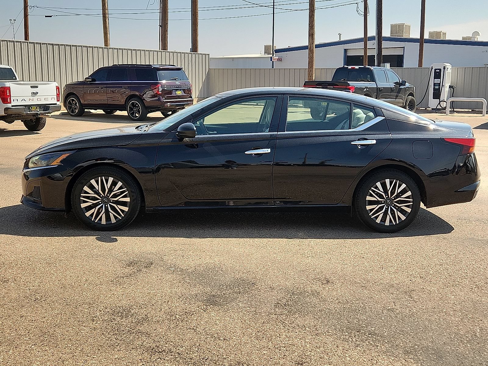 Used 2025 Nissan Altima 2.5 SV FWD image 2