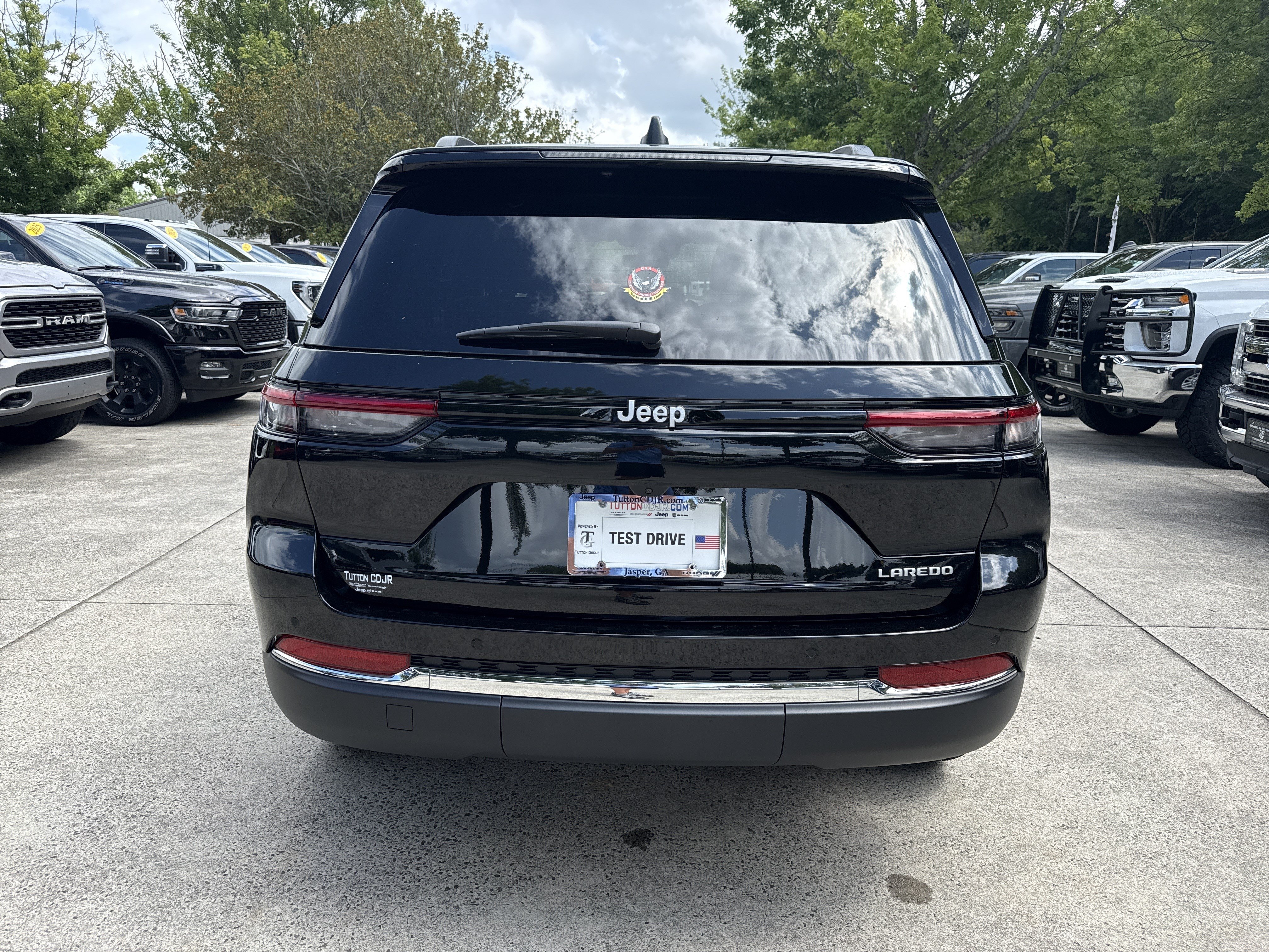 Used 2025 Jeep Grand Cherokee Laredo RWD image 6