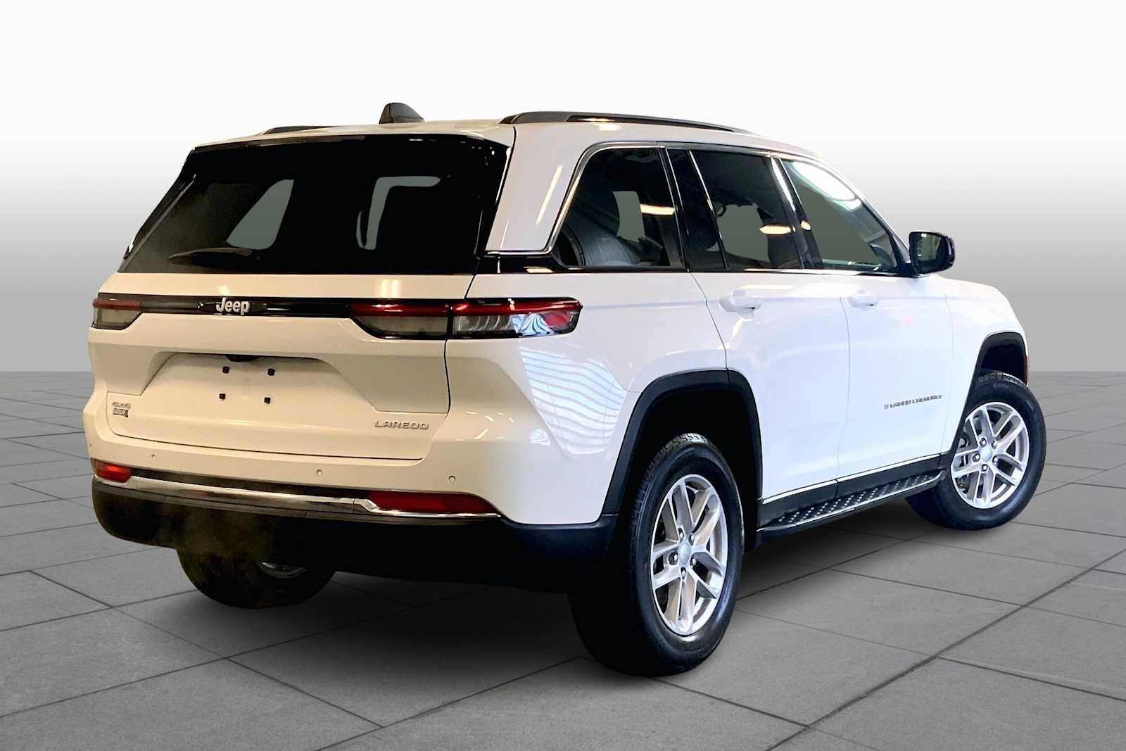 Used 2024 Jeep Grand Cherokee Laredo X w/ Trailer Tow Package image 13