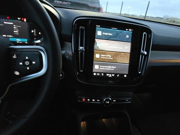 Used 2025 Volvo XC40 B5 Plus AWD/4WD image 3