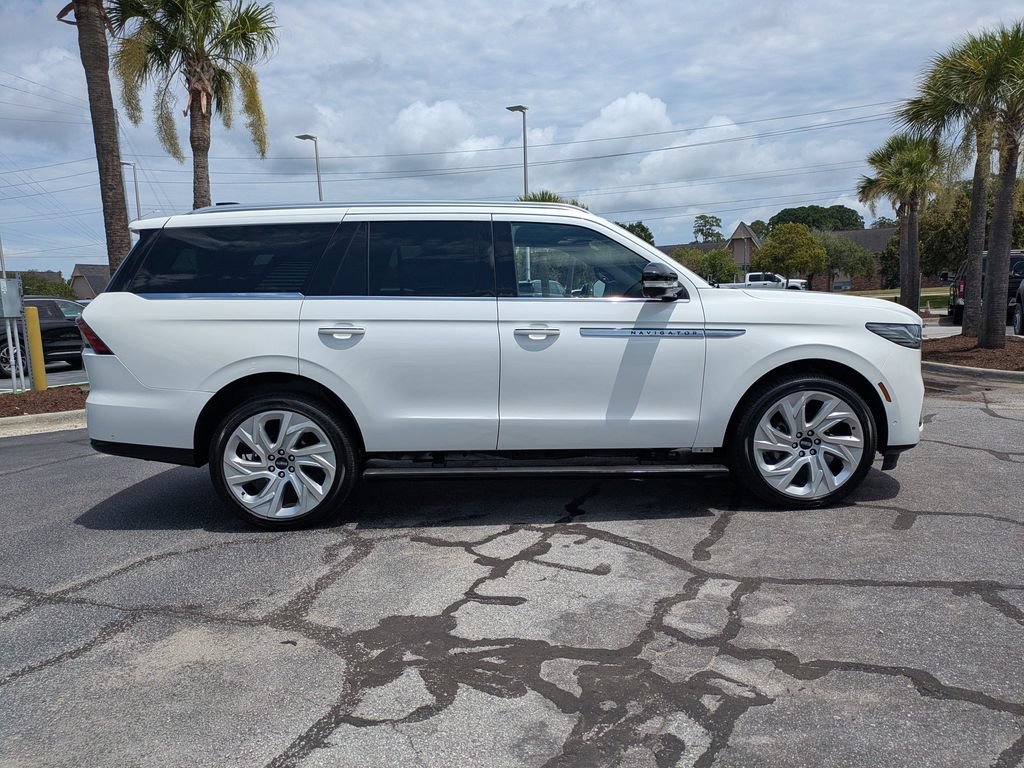 Used 2025 Lincoln Navigator Reserve AWD/4WD image 4
