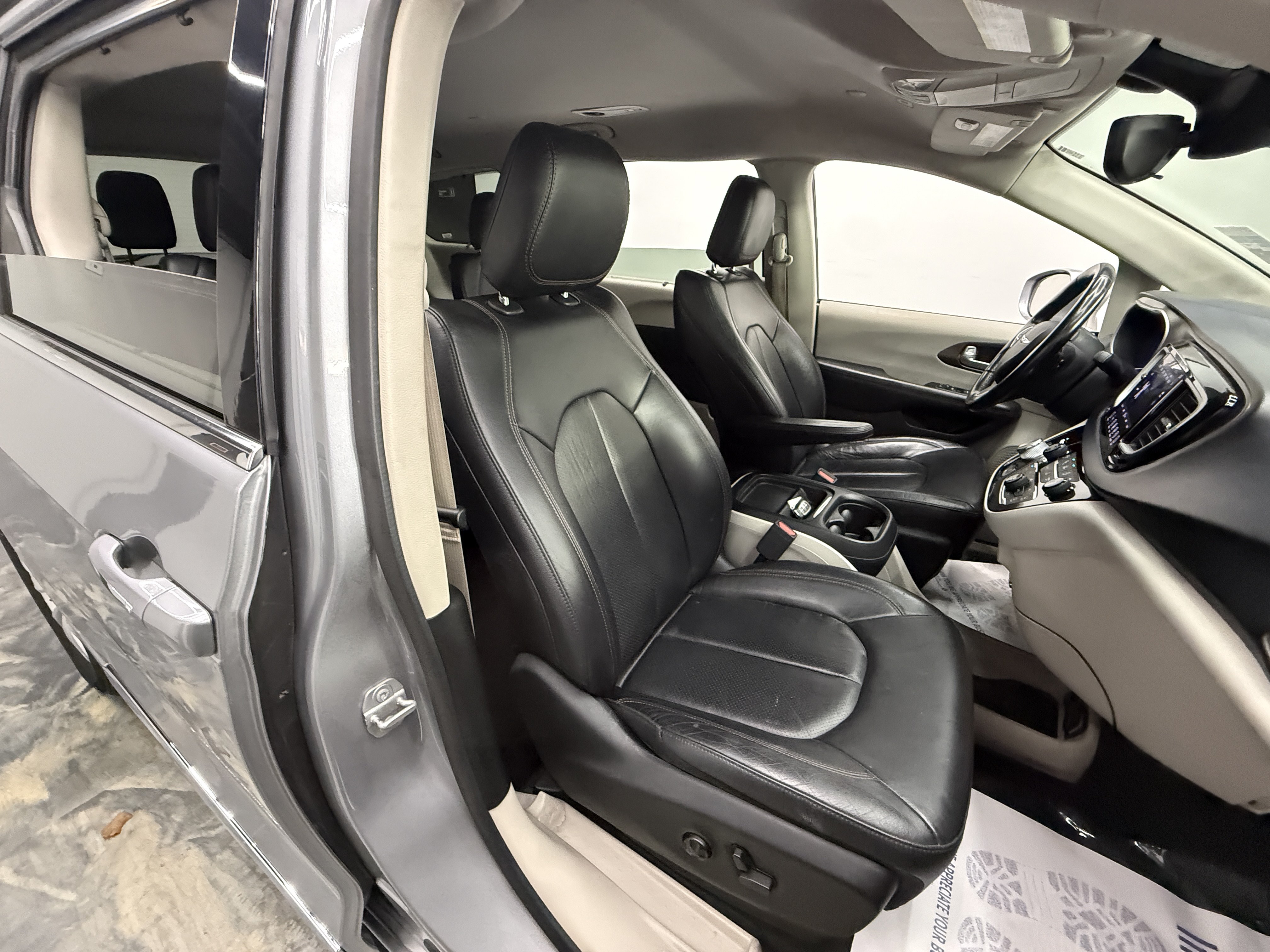Used 2018 Chrysler Pacifica Touring-L w/ Advanced Safetytec Group FWD image 15