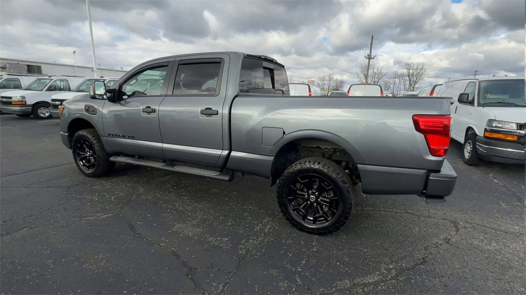 Used 2019 Nissan Titan SL w/ Midnight Edition image 6