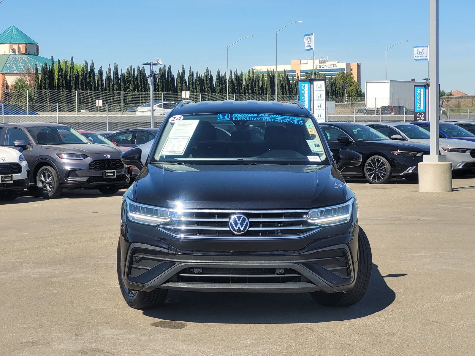 Used 2024 Volkswagen Tiguan SE image 2
