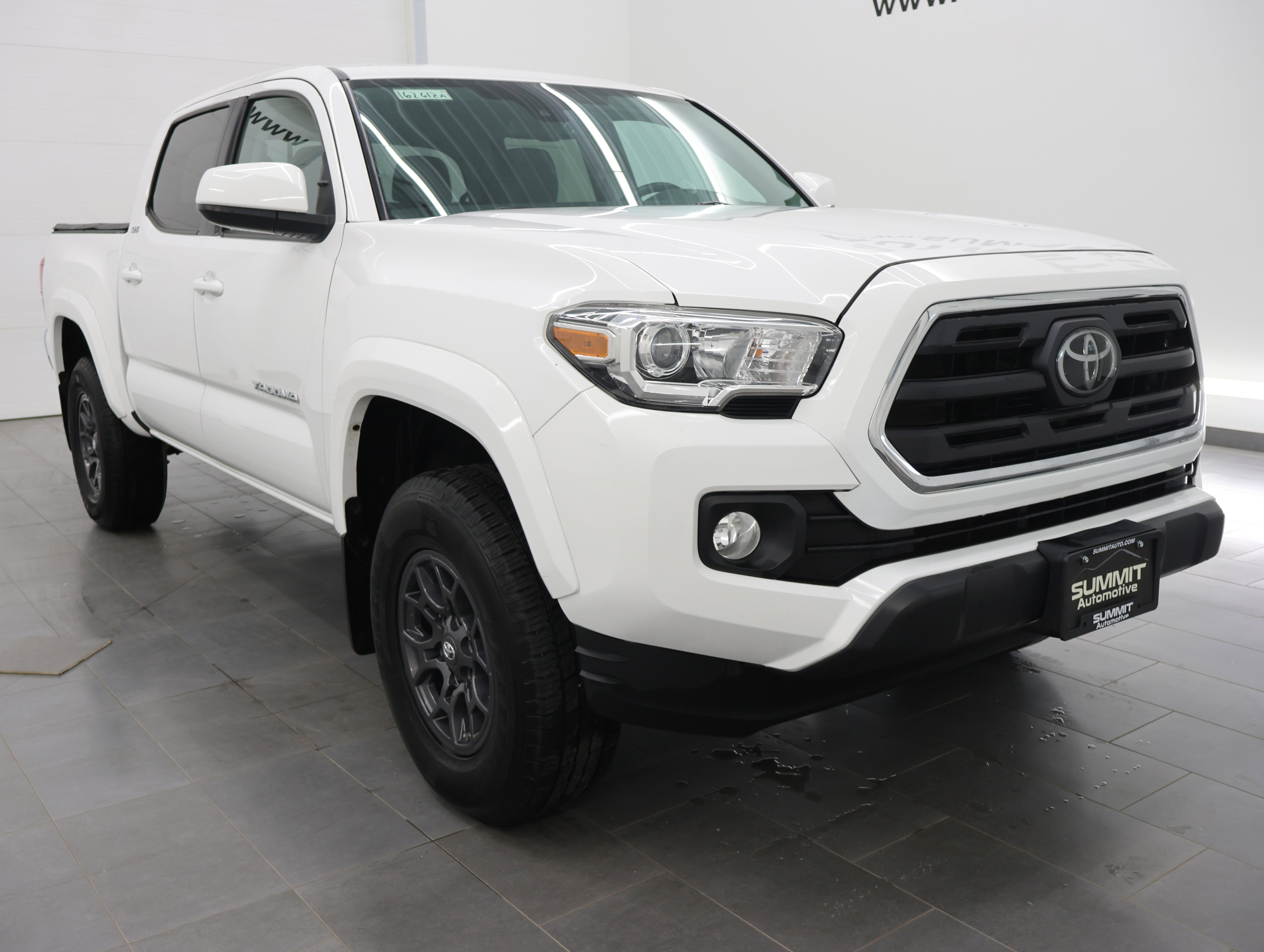 Used 2018 Toyota Tacoma SR5 AWD/4WD image 2