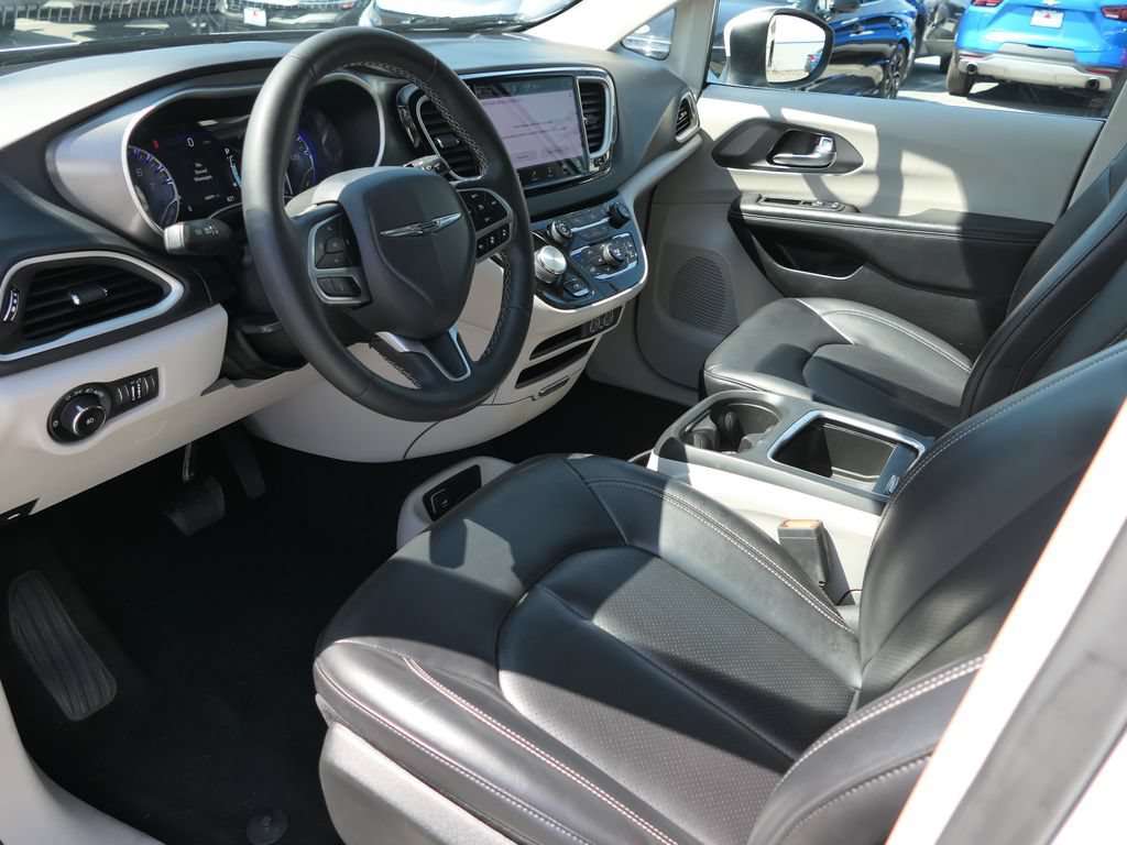 Used 2023 Chrysler Pacifica Touring-L FWD image 10
