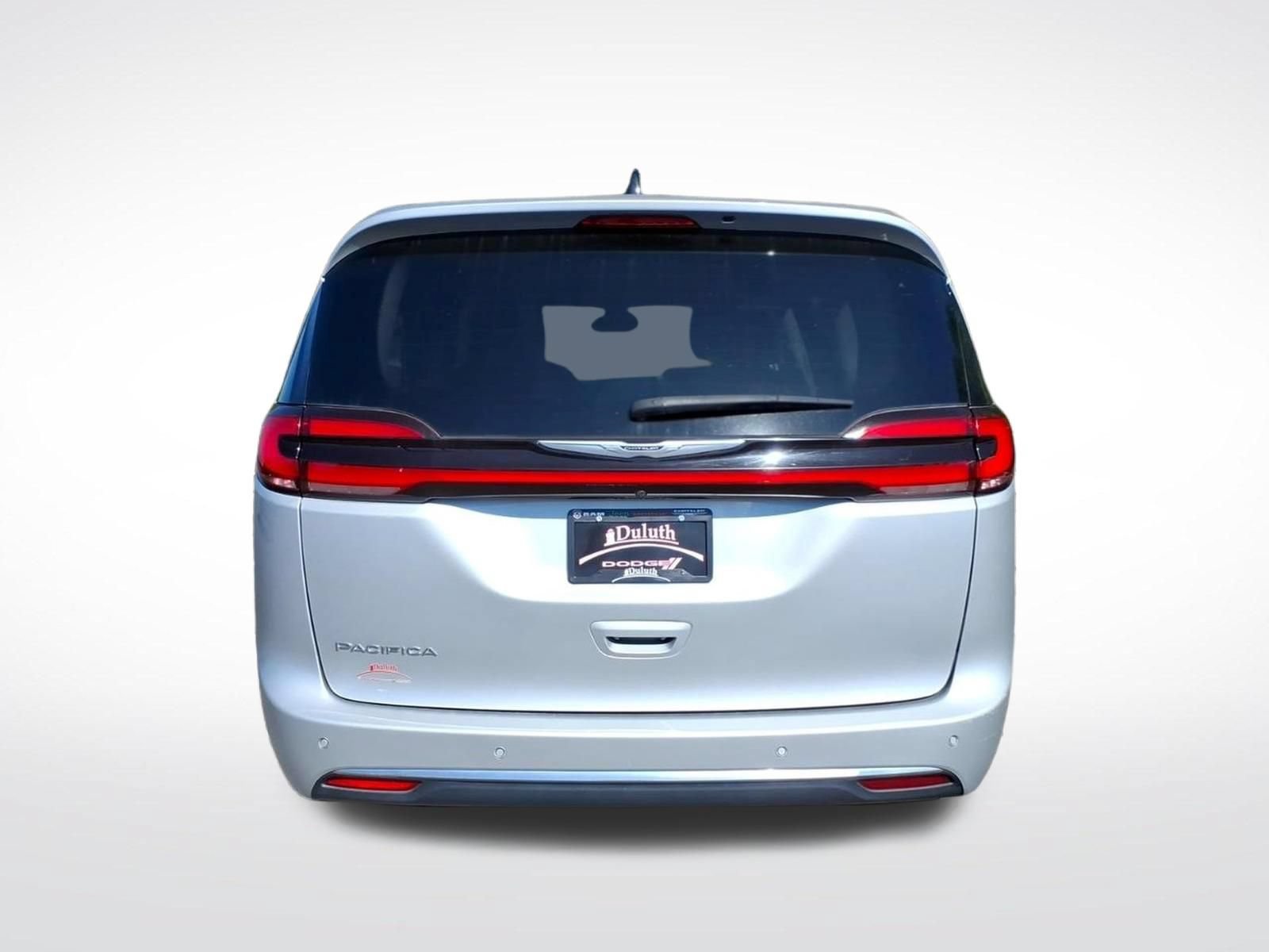 Used 2024 Chrysler Pacifica Touring-L FWD image 4