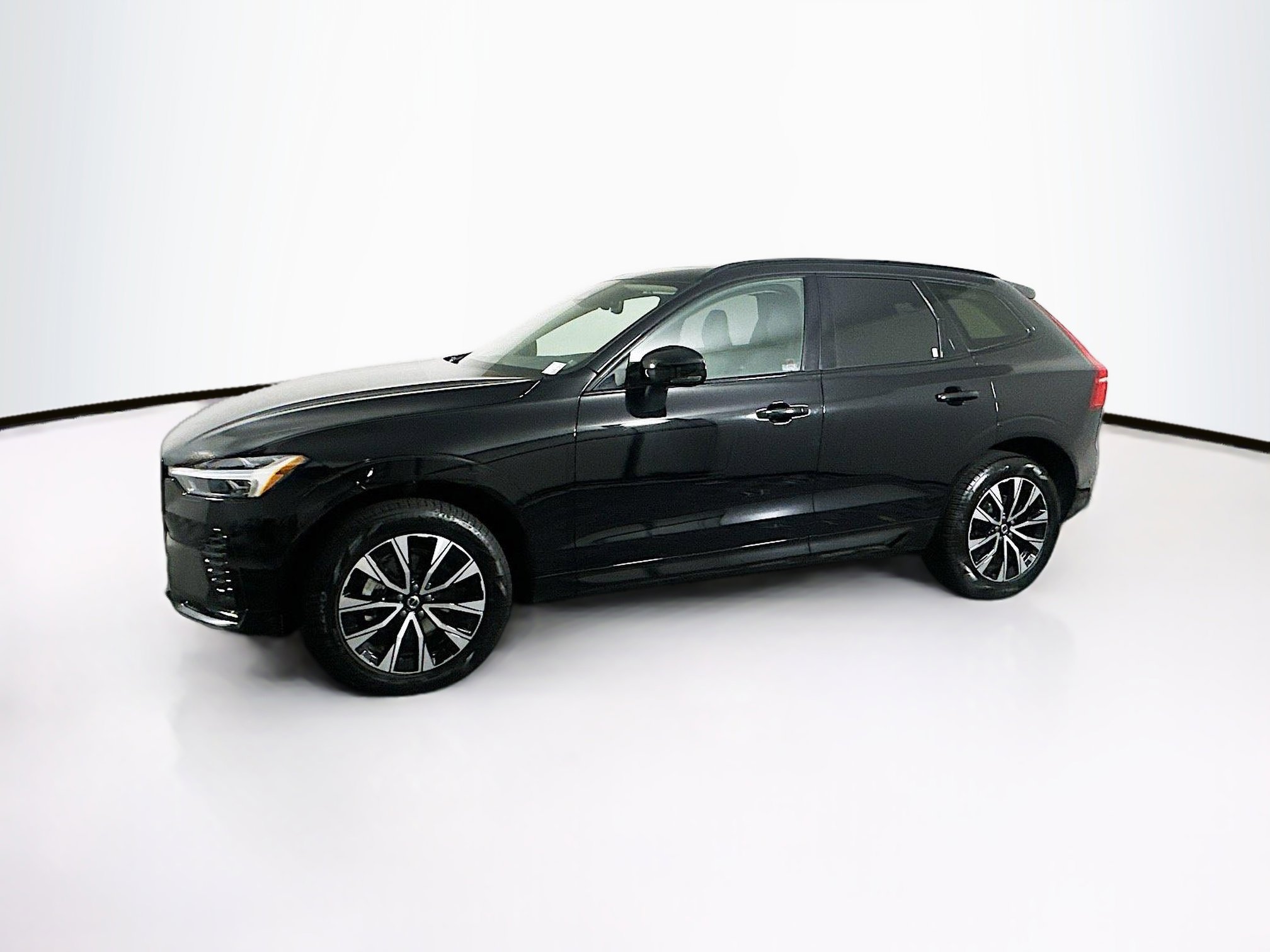 Used 2025 Volvo XC60 B5 Plus image 4