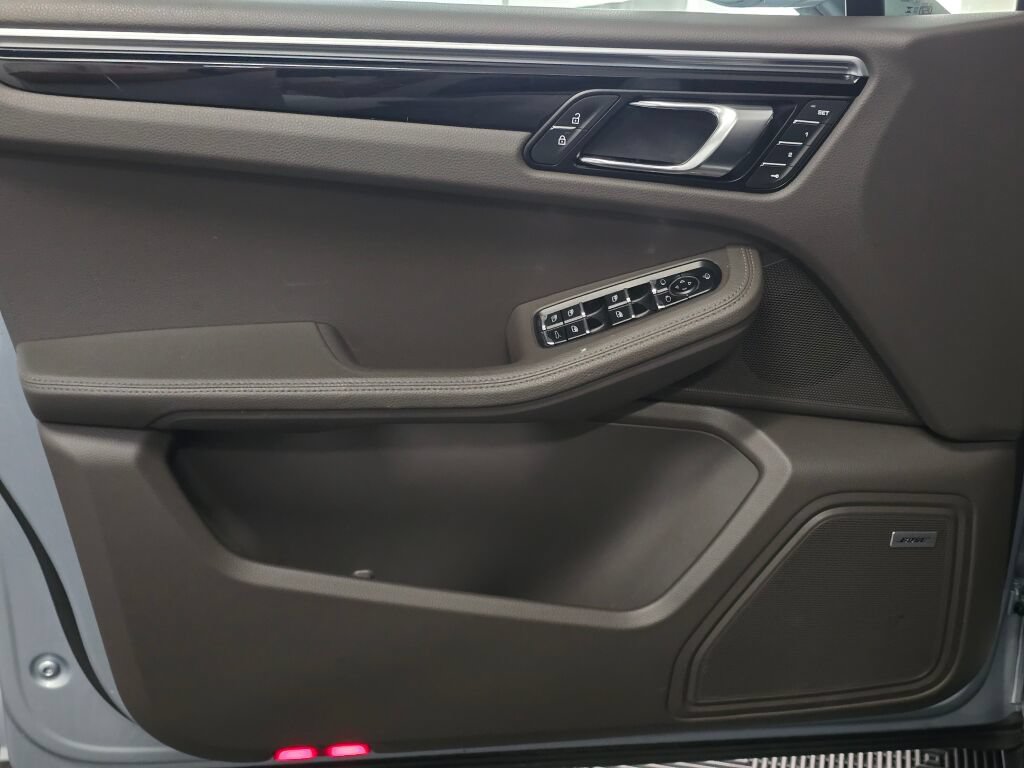 Certified 2024 Porsche Macan AWD/4WD image 19